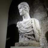 La tecnica scultorea utilizzata � infatti quella tipica del 1200 e il busto risulta segnato da rughe di espressione su fronte, naso, collo e occhi